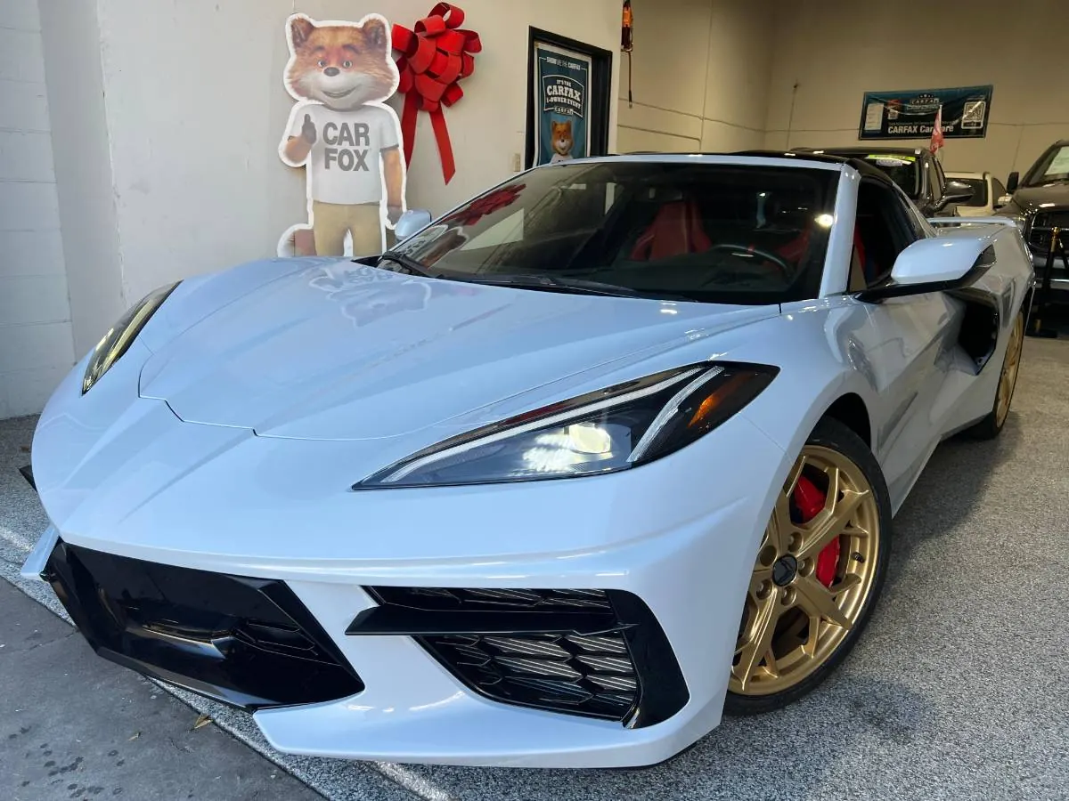Chevrolet Corvette branco na Spada Auto